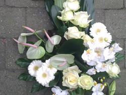 ellen-deelen-natuurlijke-bloem-creaties-detail-graftoef-anthurium-en-witte-lelie